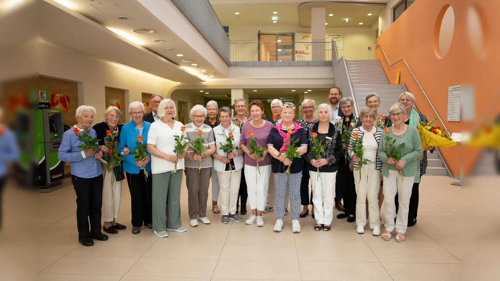 Die Grünen Damen im St. Ansgar Krankenhaus der KHWE feiern gemeinsam mit aktiven und ehemaligen Mitgliedern ihr 45-jähriges Bestehen. (Foto: KHWE)