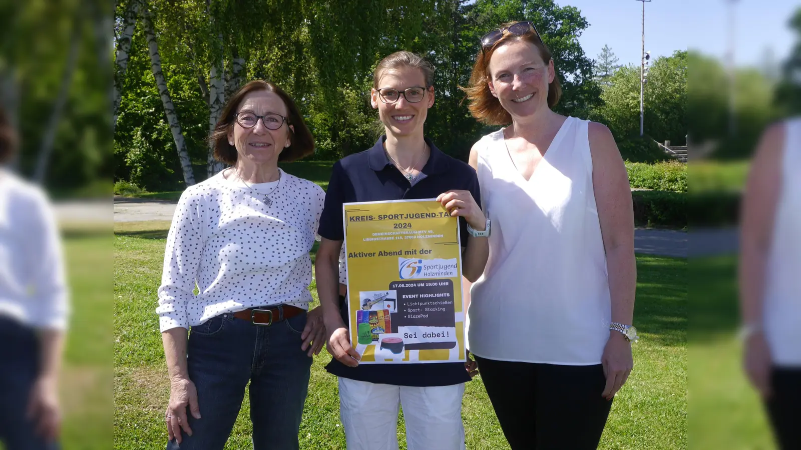 Der aktive Teil des Kreis-Sportjugend-Tages prägt das Plakat, mit dem (v.l.) Irmgard Schrader, Jennifer Janele und Yvonne Wendt auf diese wichtige Veranstaltung der Sportjugend Holzminden hinweisen. (Foto: Schwannecke / Kreissportbund Holzminden)