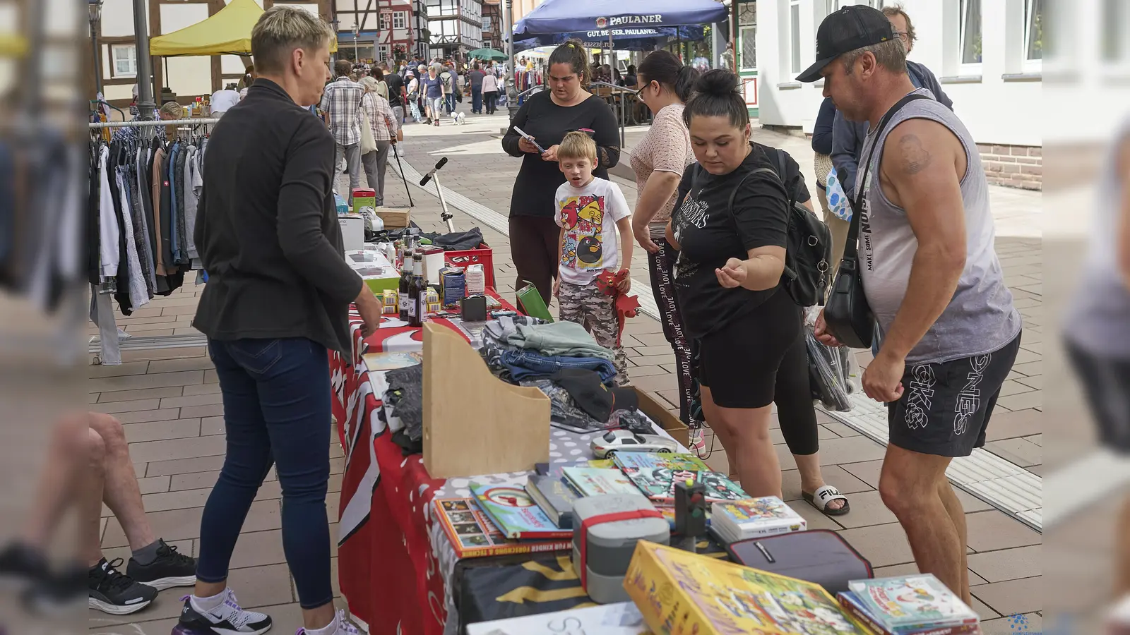 Rund 50 Aussteller hatten ihre „Schätze” aus Dachboden und Keller in die Stadt gebracht und luden die Besucher des Stadtflohmarktes in Hofgeismar zum Stöbern ein. (Foto: Stefan Bönning)