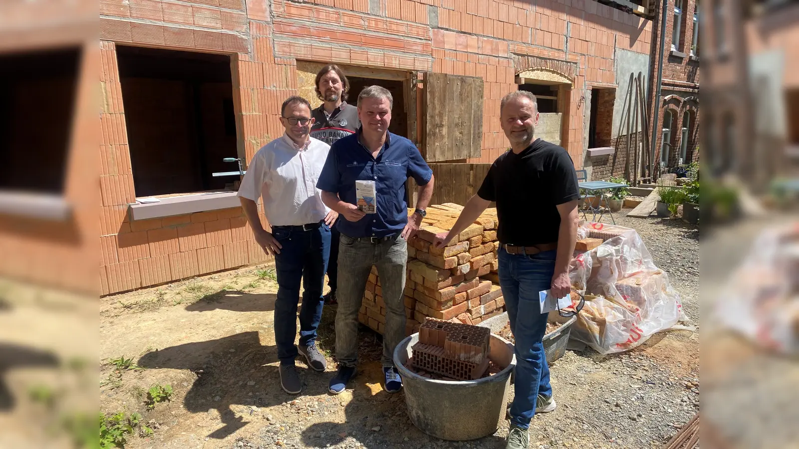 Gerhard Ackerbauer (r.) baut sich eine alte Pferdescheune in Immenhausen einer barrierefreien und altersgerechten Wohnung um. Immenhausens Bauamtsleiter Dennis Nikolaiczek, Bürgermeister Lars Obermann und Dirk Hofmann vom Servicezentrum Regionalentwicklung des Landkreises Kassel (v.l.) schauten sich vor Ort den Fortschritt des Umbaus an.  (Foto: Landkreis Kassel)