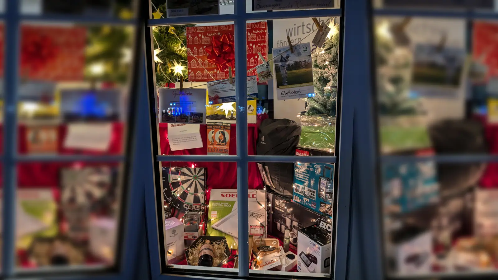 Die Weihnachtspiel-Gewinne sind im Schaufenster ausgestellt.  (Foto: Beverungen Marketing)