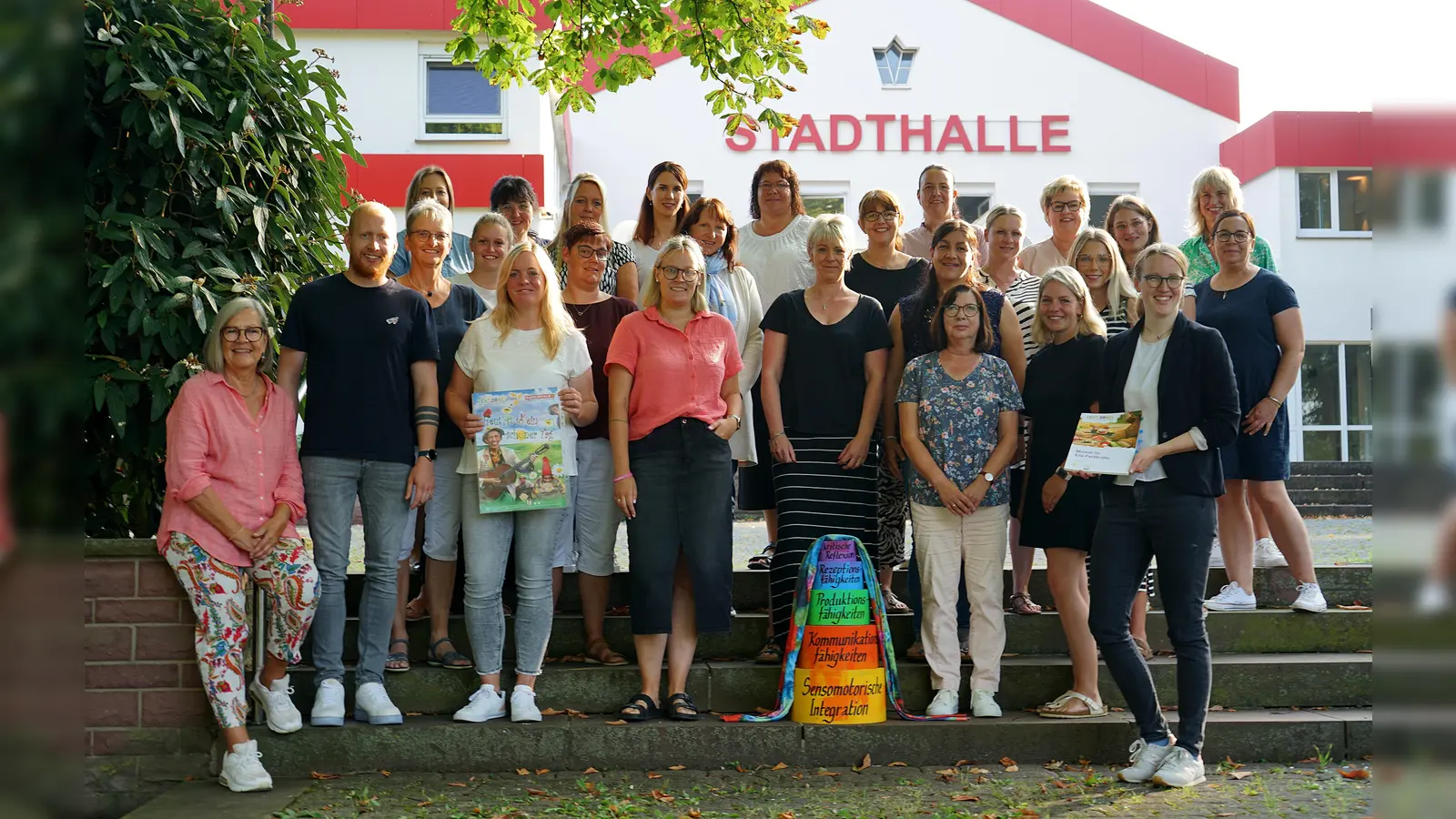 Fachberaterin Ulrike Schmidt (l.) und Annemarie Berghoff (r.) haben den Kita-Leitungen das Präventionsprogramm bei einem Seminar in der Brakeler Stadthalle vorgestellt. (Foto: Kreis Höxter)