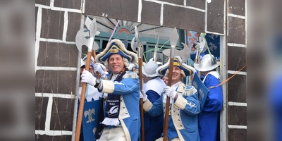 Angriff der Narren auf das Beverunger Rathaus (Foto: Barbara Siebrecht)