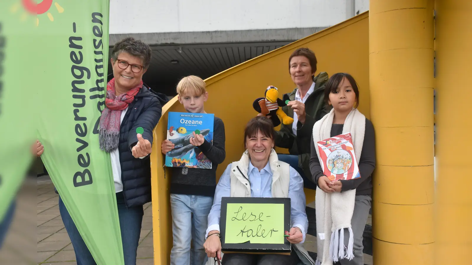 Die Drittklässler Phillip und Sofia-Mae sind schon gespannt auf das Lesetalerprojekt, das (v. l.) Schulleiterin Birgit Riepe-Dewender, die Koordinatorin für Leseförderung am Grundschulverbund, Birgit Pieper und Beate Menge für das Team der Bücherei Beverungen vorstellen.  (Foto: Barbara Siebrecht)