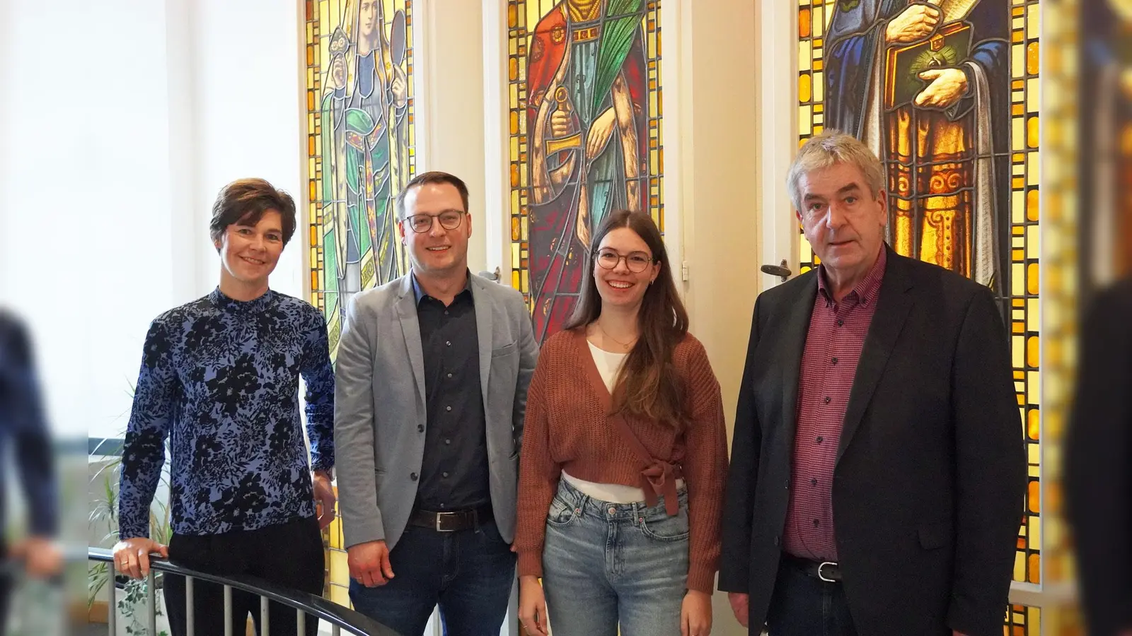 V.l.: Katja Urhahne (Geschäftsführerin Studienfonds OWL), Alexander Kleinschmidt (Geschäftsführer Werbering), Pauline Schürmann (Stipendiatin) und Bürgermeister Hermann Temme. (Foto: Stadt Brakel)