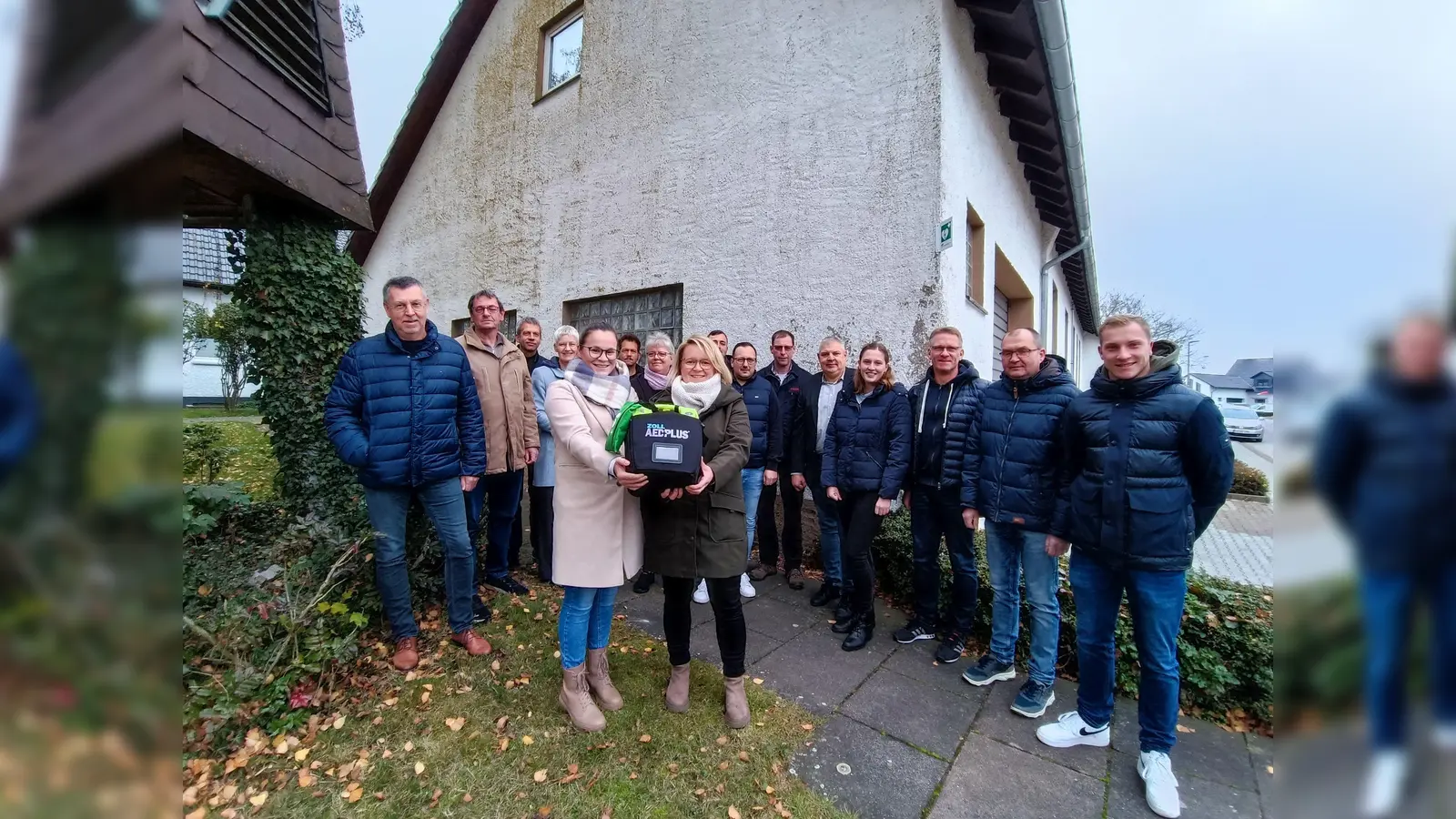 Anne Menze-Derenthal und Daniela Dierkes zeigen einen der beiden Defis, die jetzt für Tietelsen und Rothe angeschafft wurden. Bei der Übergabe waren auch Rüdiger Hölscher (Westfalen Weser), Brigitte Kutz (Volksbank Höxter) und Jörg Hiltafsky (Sparkasse Paderborn-Detmold-Höxter) sowie weitere Spender und Vereinsvertreter zugegen. <br> (Foto: M. Puls)