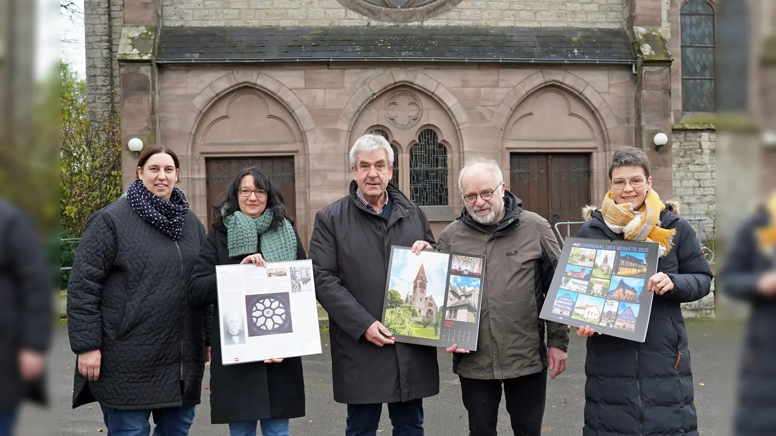 Präsentieren den neuen Kalender „Denkmal des Monats 2025“: (v.l.) Verena Potthast und Ines Koßmann vom städtischen Bauamt, Bürgermeister Hermann Temme, Pfarrer Volker Walle und Barbara Potente von der Buchhandlung Schröder. (Foto: Stadt Brakel)