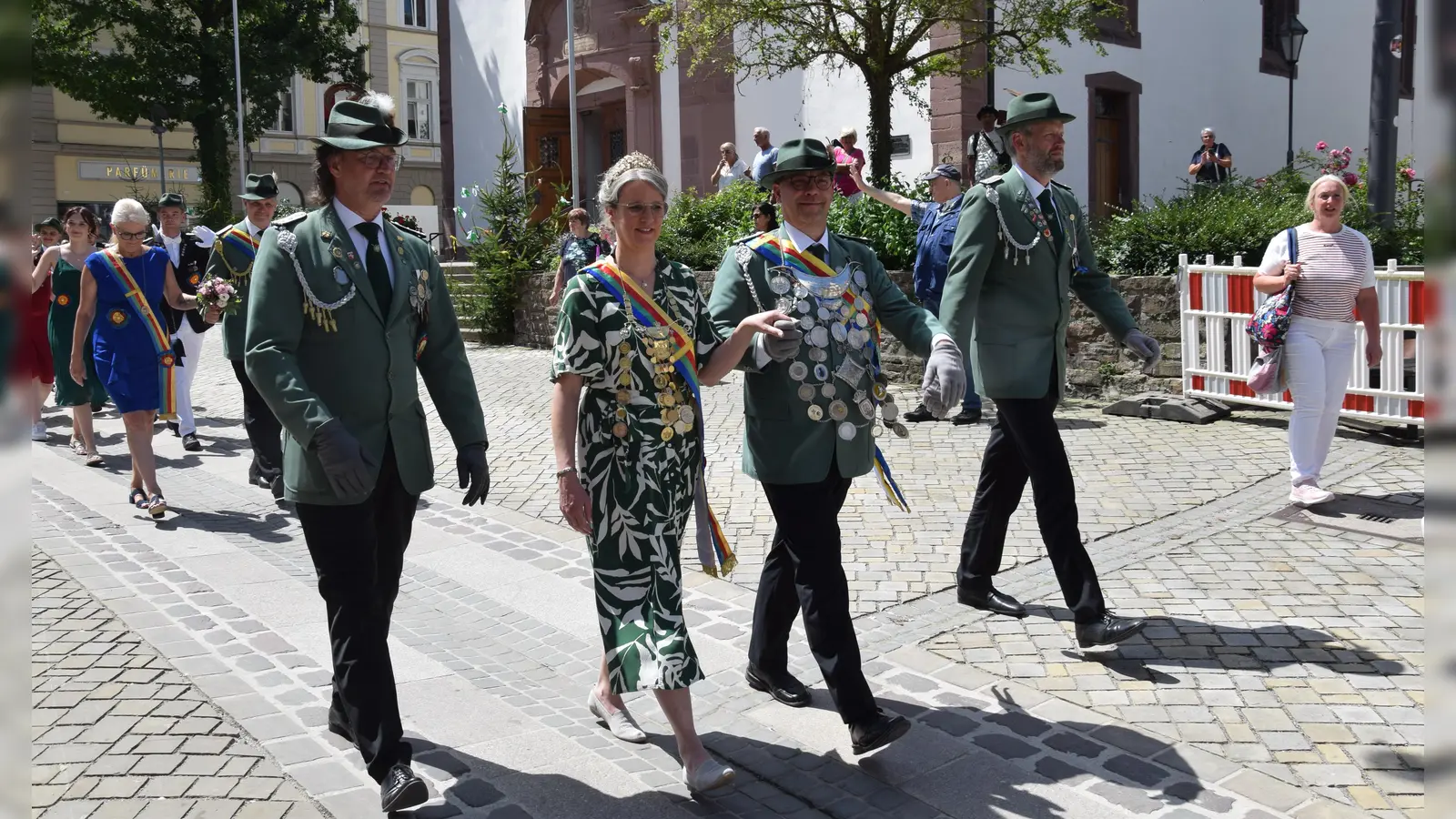 Das neue Königspaar Lars und Judith Jubitz beschreitet seinen ersten Gang, frisch nach der Proklamation. (Foto: Marc Otto)