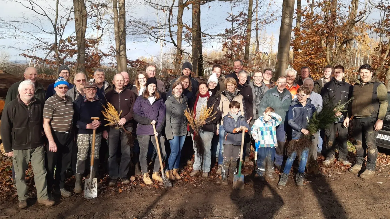 Die Teilnehmer der Pflanzaktion. (Foto: ozv)