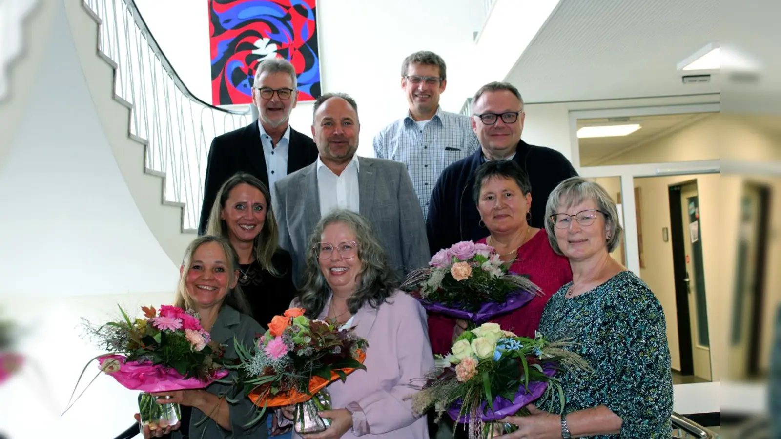 Die vier Jubilarinnen (vorne v.l.) Birgit Czaya-Hettwer, Martina Schröder, Ursula Lischka und Sigrid Grupe freuen sich über die Glückwünsche der stellvertretenden Teamleiterin Nadine Weber, Kreisbaurat Ralf Buberti, Landrat Michael Schünemann, Gebäudewirtschaftsbereichsleiter Helmut Meier und dem stellvertretenden Personalratsvorsitzenden Bernd Schaper. (Foto: Landkreis Holzminden)