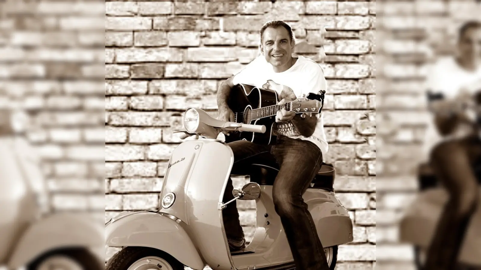 Richard K. eröffnet mit handgemachter Livemusik ohne technische Hilfsmittel die Marktsommer-Konzerte in Holzminden. (Foto: Richard Kerschbaumer)