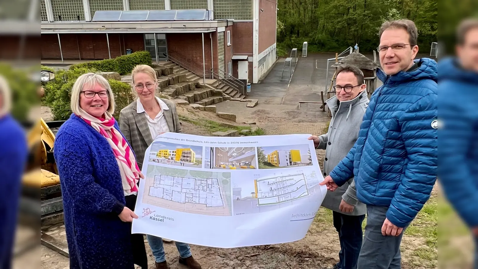 Hier wird schon bald gebaut: Schuldezernentin Silke Engler (v.l.) mit Schulleiterin Heike Schneider, Bürgermeister Lars Obermann und Projektleiter Matthias Markitz an der Lilli-Jahn-Schule in Immenhausen.  (Foto: Landkreis Kassel)