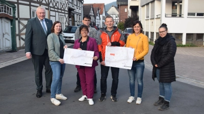 Freuen sich über die Fertigstellung und Aufwertung der Linnenstraße (v.l.): Bürgermeister Daniel Hartmann, Sandra Luwe (Bezirksregierung), Baudezernentin Claudia Koch, Holger Dittrich (Bauverwaltung), Planer Elmar Stockmeier, Maja Beineke (Bauverwaltung) und Laurien Begemann vom Bauunternehmen Jens Müller. (Foto: Stadt Höxter)