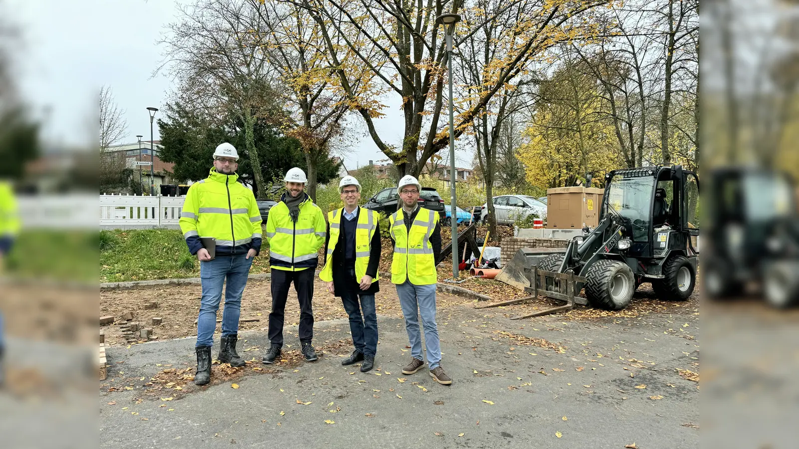 Hier entsteht ein Schnellladepark für E-Autos in direkter Nähe zur Innenstadt: (v.l.) Tobias Solf und Sascha Weis (Baukoordination EWE Go), Bürgermeister Tobias Scherf und Jan Kolditz (Mobilitätsbeauftragter der Hansestadt Warburg) auf der Baustelle am Göringsgraben. (Foto: Stadt Warburg)