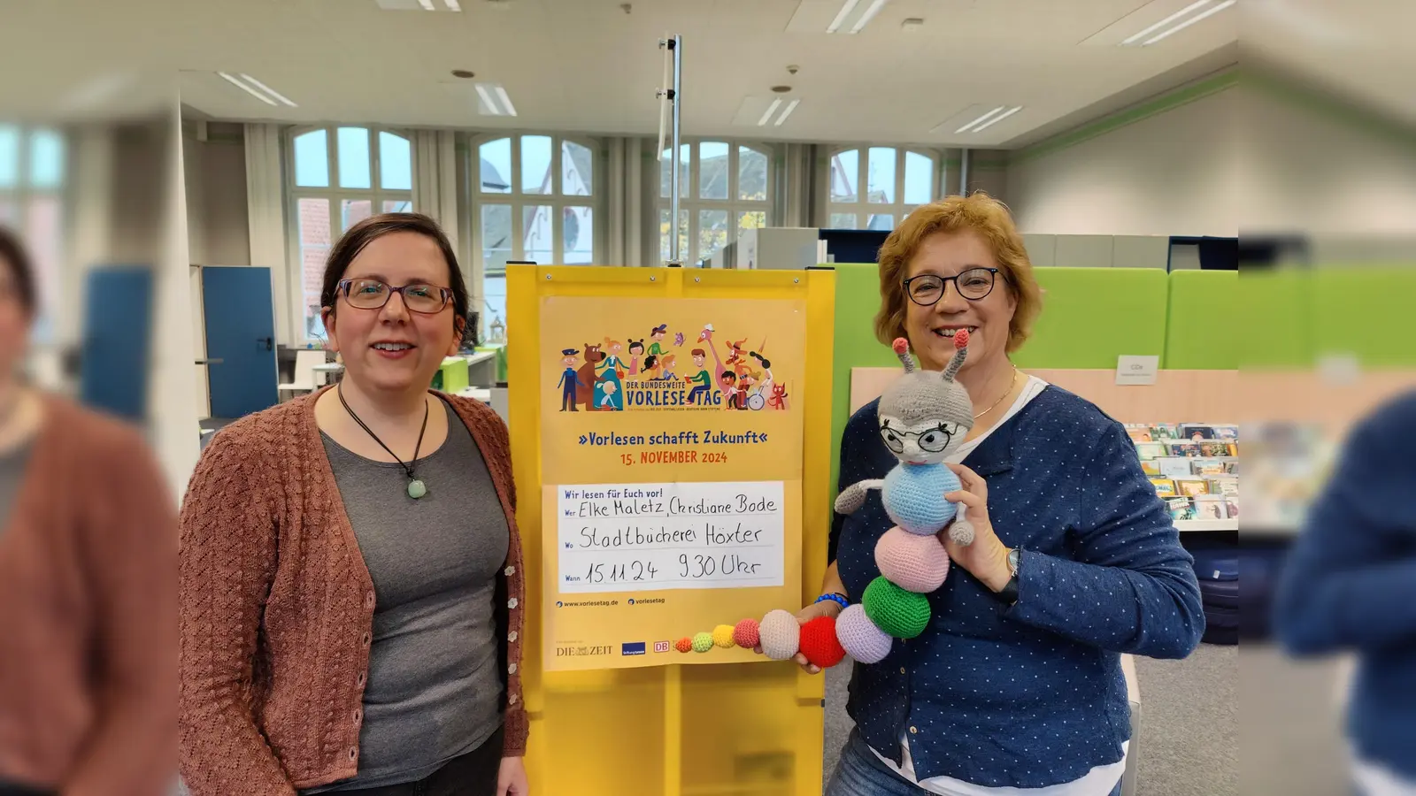 Büchereileiterin Christiane Bode, Elke Maletz und Bücherei-Maskottchen „Lilo“ freuen sich auf den Bundesweiten Vorlesetag in der Stadtbücherei Höxter. (Foto: Stadt Höxter)