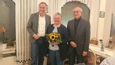 Michael Aufenanger (links, CDU Kassel Land) ehrte Marie-Luise Niemetz. Ullrich Otto übernahm den Vorsitz des CDU-Stadtverbandes.  (Foto: Lueckert)