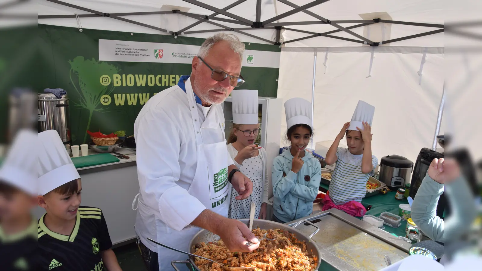 Beim Abschmecken. (Foto: Marc Otto)