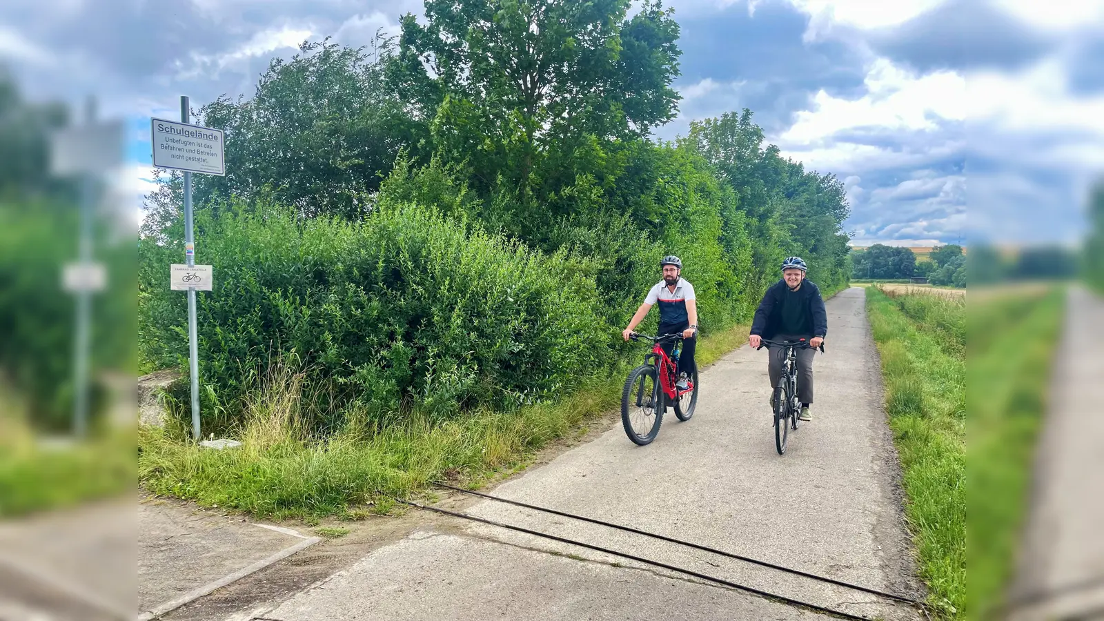 Radverkehrsbeauftragter Christoph Hüther und Nahmobilitätskoordinator Stefan Arend haben die Fahrradzählstelle in Hofgeismar in Betrieb genommen und getestet.  (Foto: Landkreis Kassel)