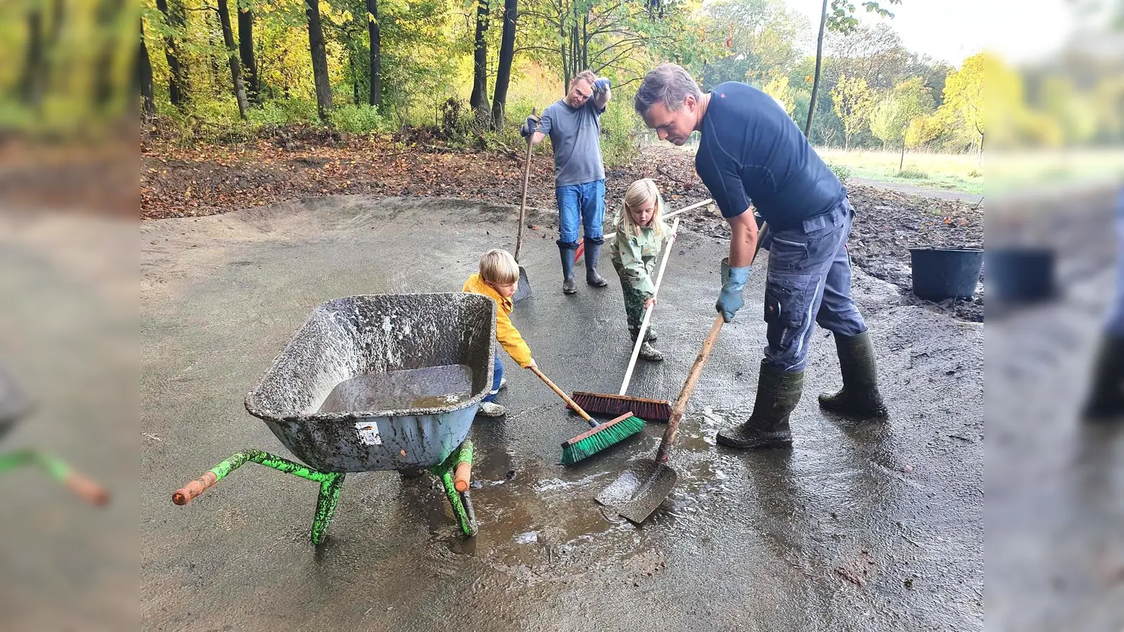 Bei der Entschlammung des Teiches. (Foto: Bildungshaus Modexen)