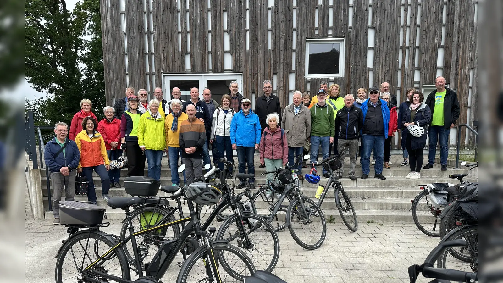 Gruppenfoto vor dem Besucherzentrum (Foto: F. Segin, Kreis Höxter)