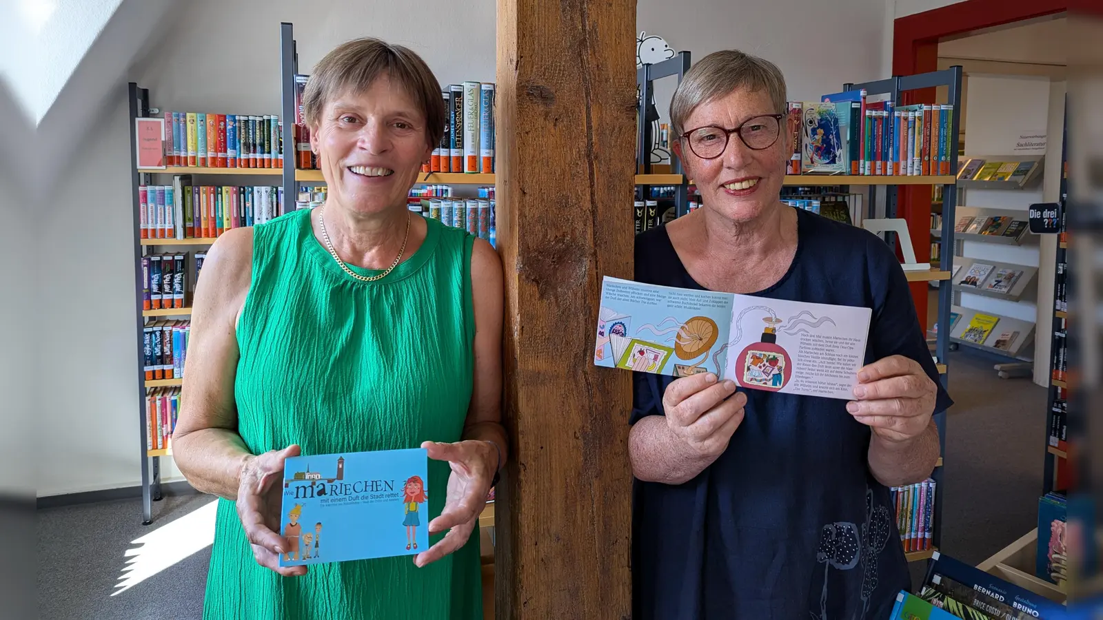 V.l.: Ruth Koßmann und Marlies Grebe lesen Holzmindens Märchen „Wie Mariechen mit einem Duft die Stadt rettet“ an vier Terminen in der Stadtbücherei Holzminden vor. (Foto: privat)