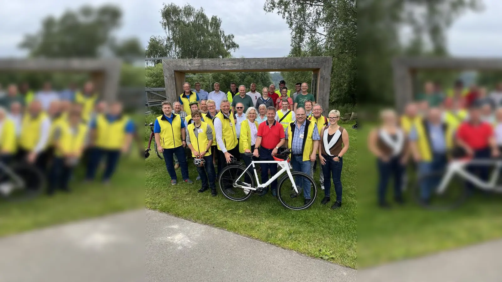 Glückliche Gesichter: Gemeinsam mit vielen Gästen hat Landrat Michael Stickeln (vorne, 3. v.r.) die Auswahlkommission der Arbeitsgemeinschaft fußgänger- und fahrradfreundlicher Städte, Gemeinden und Kreise in Nordrhein-Westfalen (AGFS NRW) unter dem Vorsitz des heimischen Landtagsabgeordneten Matthias Goeken (vorne, 3. v.l.) empfangen. (Foto: Kreis Höxter)