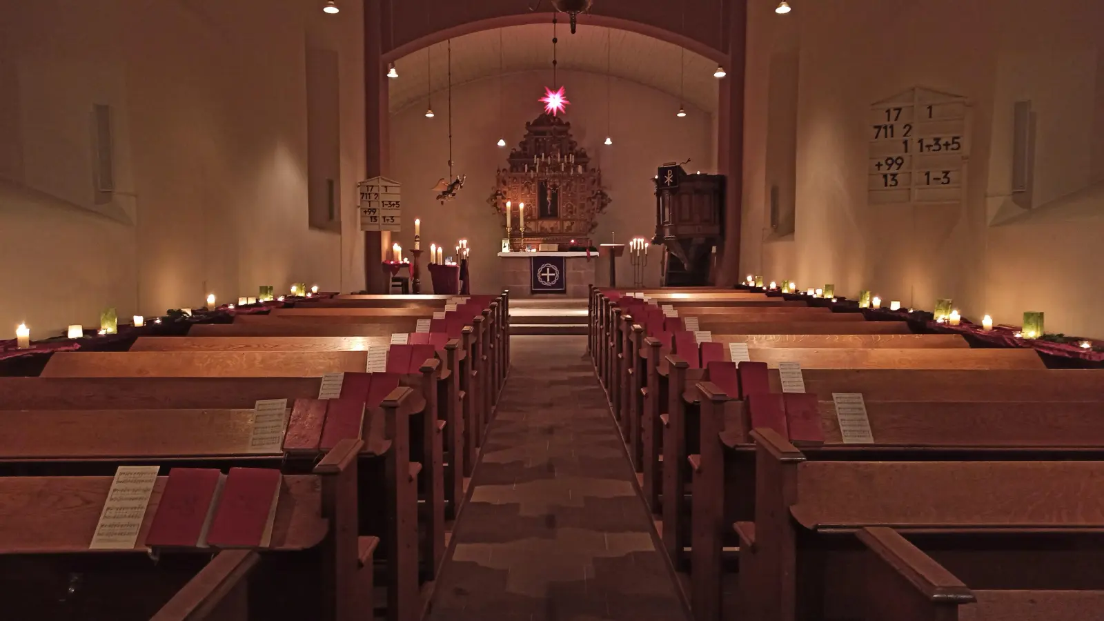 Stimmungsvolle Eiskirche (Foto: Ev. Weser-Nethe-Kirchengemeinde)