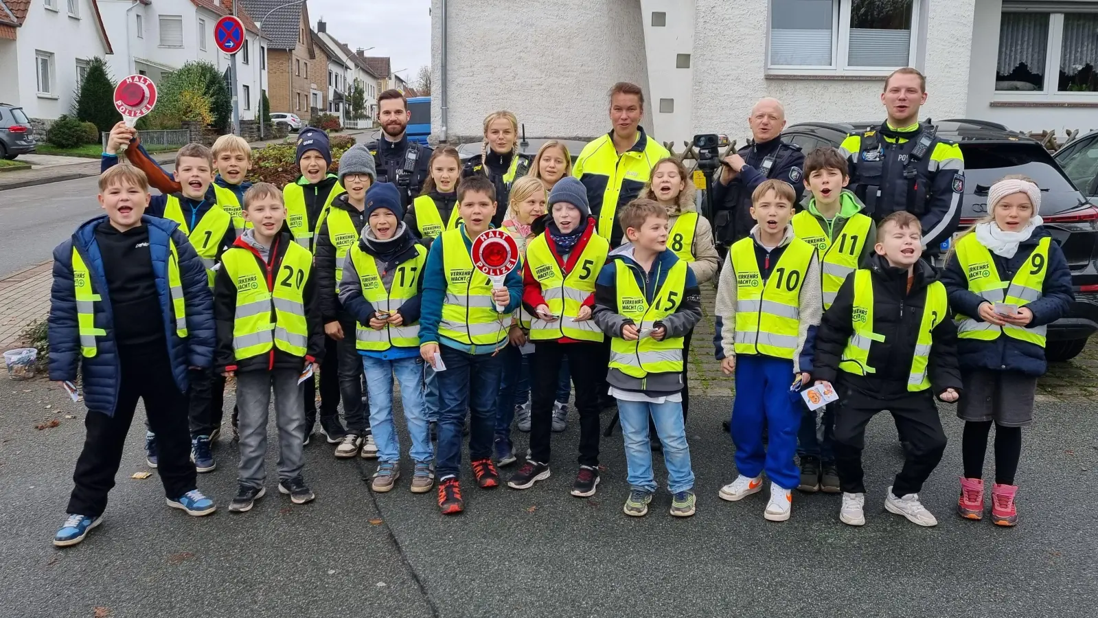 Die Grundschulkinder waren gemeinsam mit dem Kontroll-Team der Polizei Höxter mit großem Eifer bei der Sache. (Foto: Kreispolizeibehörde Höxter)