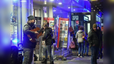 Blaues Leuchten und Live-Musik  (Foto: Barbara Siebrecht)