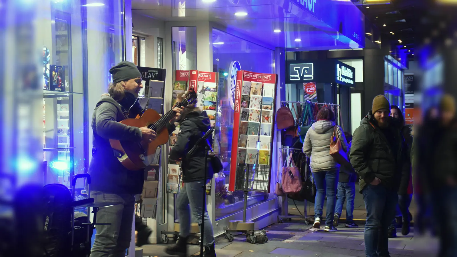 Blaues Leuchten und Live-Musik  (Foto: Barbara Siebrecht)