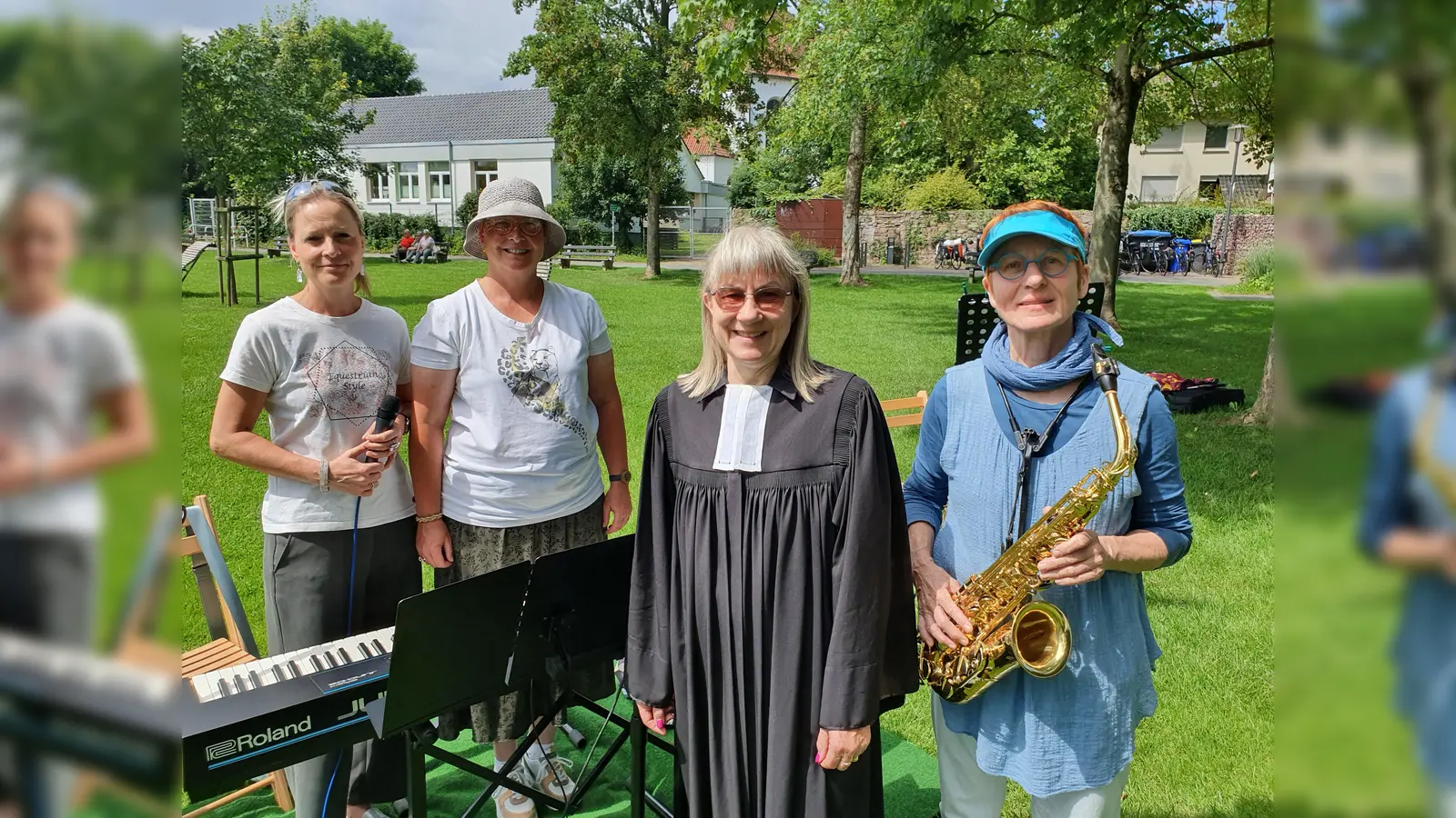 Die Schwestern Elke Lingemann und Sylke Lüpkes, Pfarrerin Astrid Neumann und Rosemarie Hees am Saxophon gestalteten die Sommerkirche in Beverungen.  (Foto: Barbara Siebrecht)