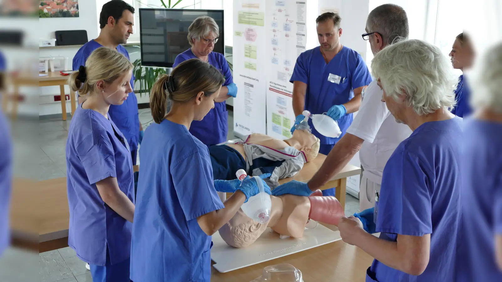 Unter realitätsnahen Bedingungen haben die Teilnehmenden insgesamt 15 Schulstunden im Rahmen des „Advanced Cardiac Life Support”-Kurs ihr Wissen in puncto Reanimation auf den neuesten Stand gebracht.  (Foto: Landkreis Kassel)