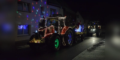 Da kommen die Weihnachtstrecker: Die Lichterfahrt zog durch eine bunte Lichterkette verschiedener Ortschaften. (Foto: Marc Otto)