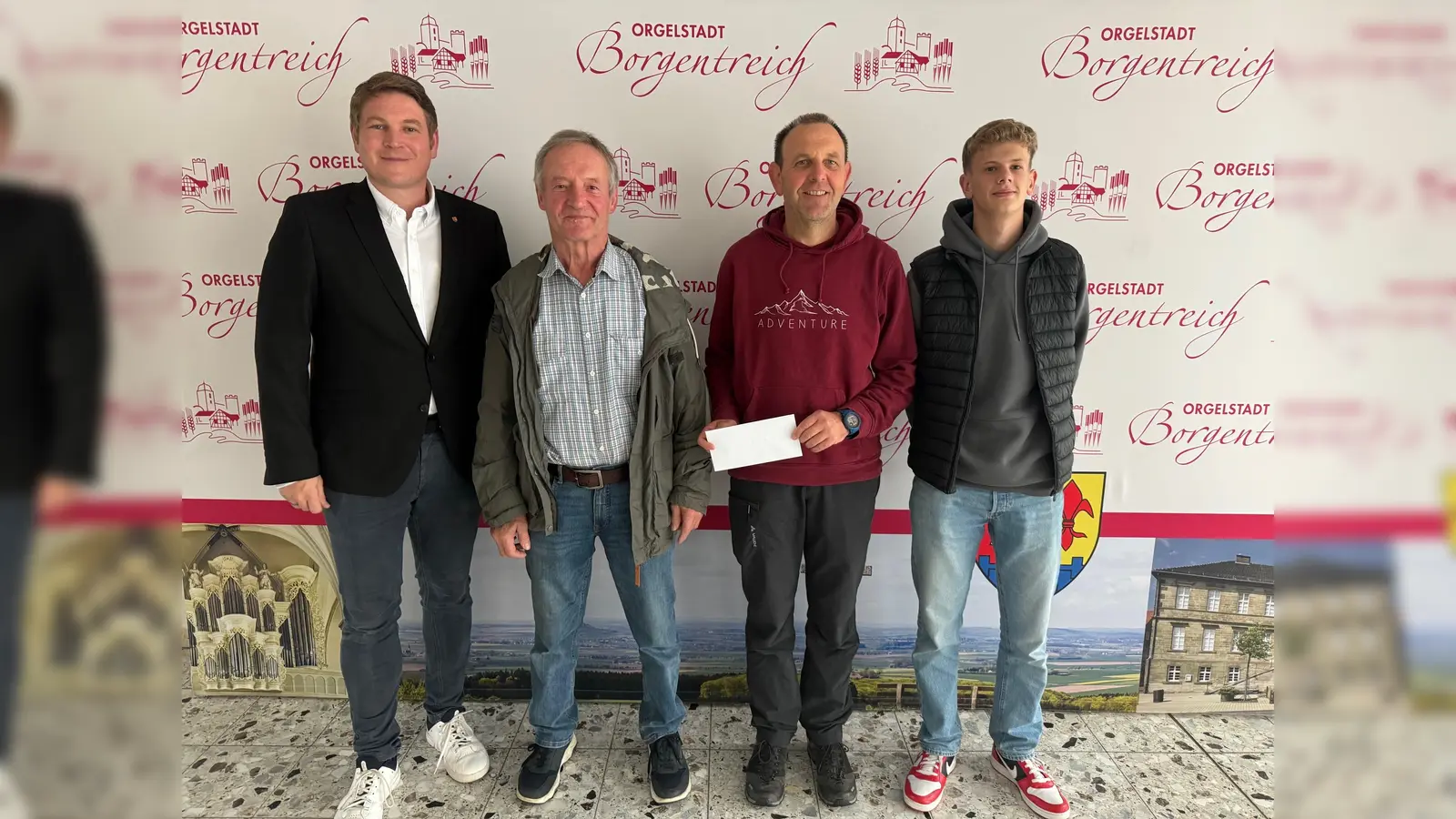 Stellvertretend für das Team „Radfreunde Borgholz“ nahmen Dieter Hartmann, Matthias Hartmann und Jakob Hartmann den Preis von Bürgermeister Nicolas Aisch (l.) entgegen (Foto: Stadt Borgentreich)