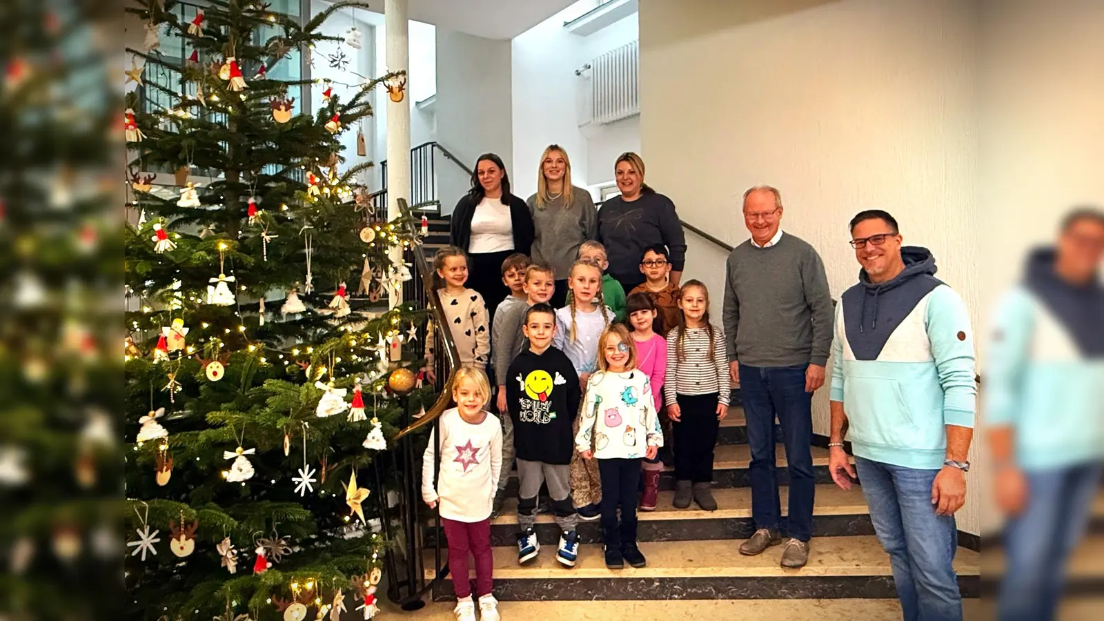 Zoe Spieker (v. l.), Sophie Wenzel, Carina Vössing, Bürgermeister Hubertus Grimm und Kindertagesstättenleiter Marius Isermann mit Kindern aus der Kita Sonnenbreite Beverungen (Foto: Stadt Beverungen)