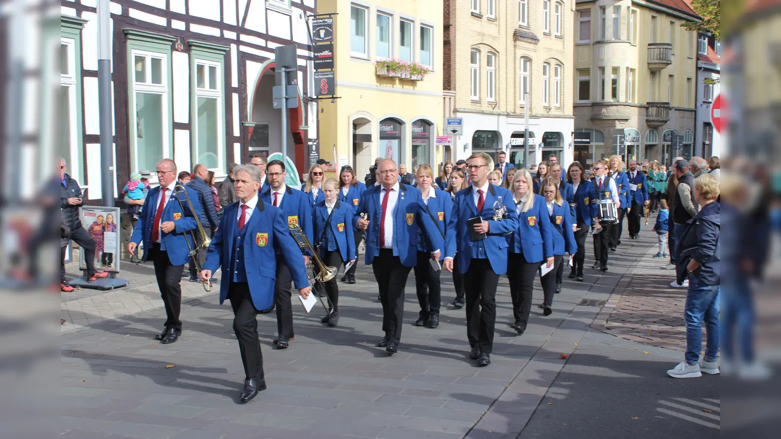 Am ersten Festsonntag im Rahmen der Warburger Oktoberwoche ziehen traditionell die Blaskapellen vom Altstädter Bahnhof durch die Alt- und Neustadt zum Festplatz.  (Foto: Julia Sürder)