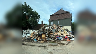 Eine der Folgen des schweren Unwetters: Unzählige Kubikmeter Unrat und Sperrmüll fallen an - wie hier in Trendelburg-Gottsbüren.  (Foto: Landkreis Kassel)