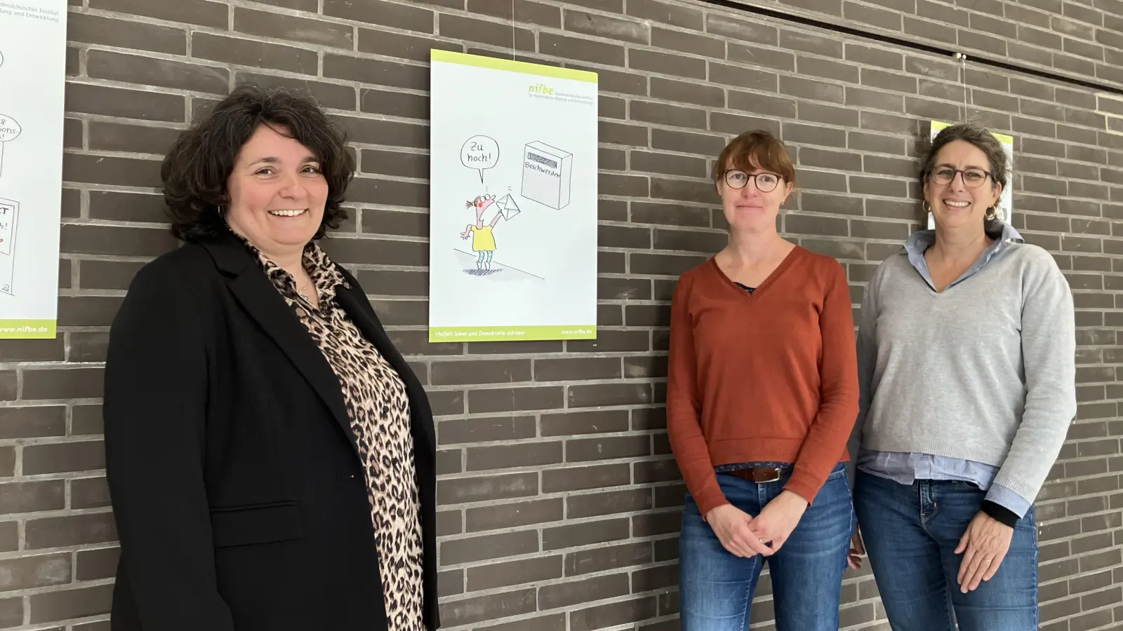 Katharina König-Brittner (KVHS), Svenja Henne (Landkreis Holzminden), Julia Krankenhagen (nifbe) freuen sich, dass die Ausstellung in der KVHS zu sehen ist. (Foto: KVHS Holzminden)