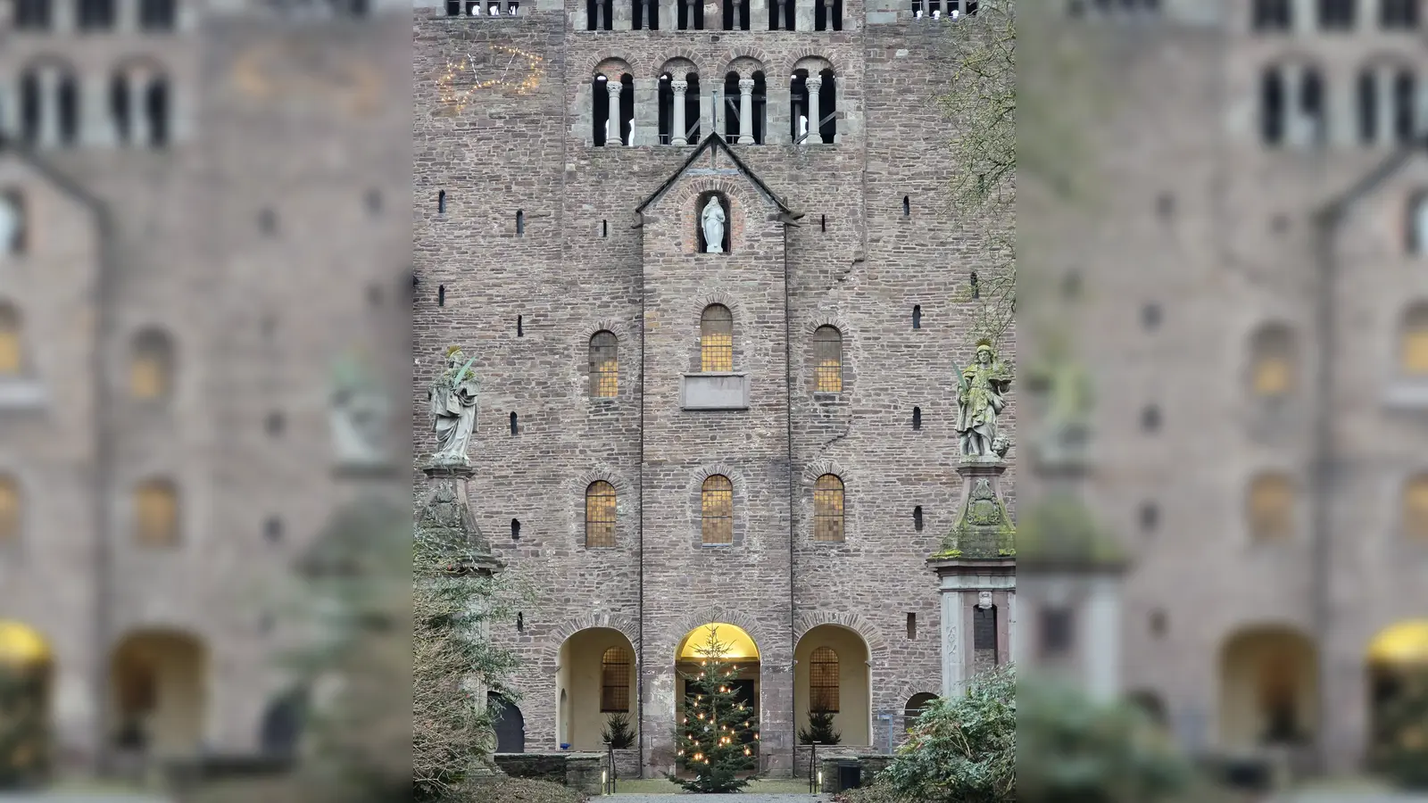 In der Weihnachtszeit bieten sich viele Möglichkeiten, Kirche und Westwerk zu besuchen. Gut angenommen werden auch die Sonntags-Öffnungszeiten flankierend zur großen Sonderausstellung „Corvey und das Erbe der Antike” in Paderborn. (Foto: Kirchengemeinde Corvey)