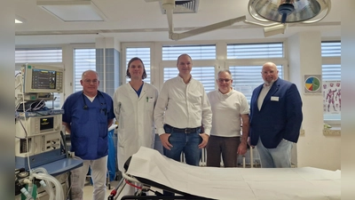 Sie verstärken die Kreiskliniken Kassel (v.l): Carsten Schmidt, Jochen Uphoff, Dr. Frank M. Raible, Dr. Martin Kegel und Betriebsleiter Silvan Uick.  (Foto: Landkreis Kassel)