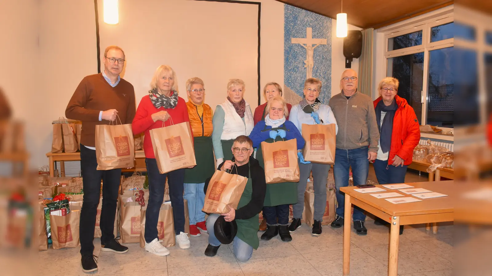 Ein Teil des Teams von Beverunger Tisch mit den Glücklich(t)-Tüten (Foto: Barbara Siebrecht)