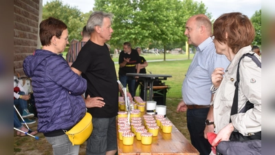 Kostenlos konnte Farbe zum Auffrischen der gelben Ws abgeholt werden.  (Foto: Barbara Siebrecht)