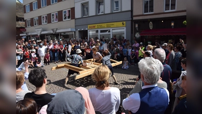 Künstler vielerlei Coleur sorgten für buntes Treiben auf den Straßen der Weserstadt. (Foto: Marc Otto)