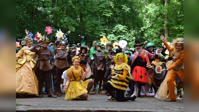 Bunt und spritzig gings zu auf der Freilichtbühne Bökendorf. (Foto: Marc Otto)