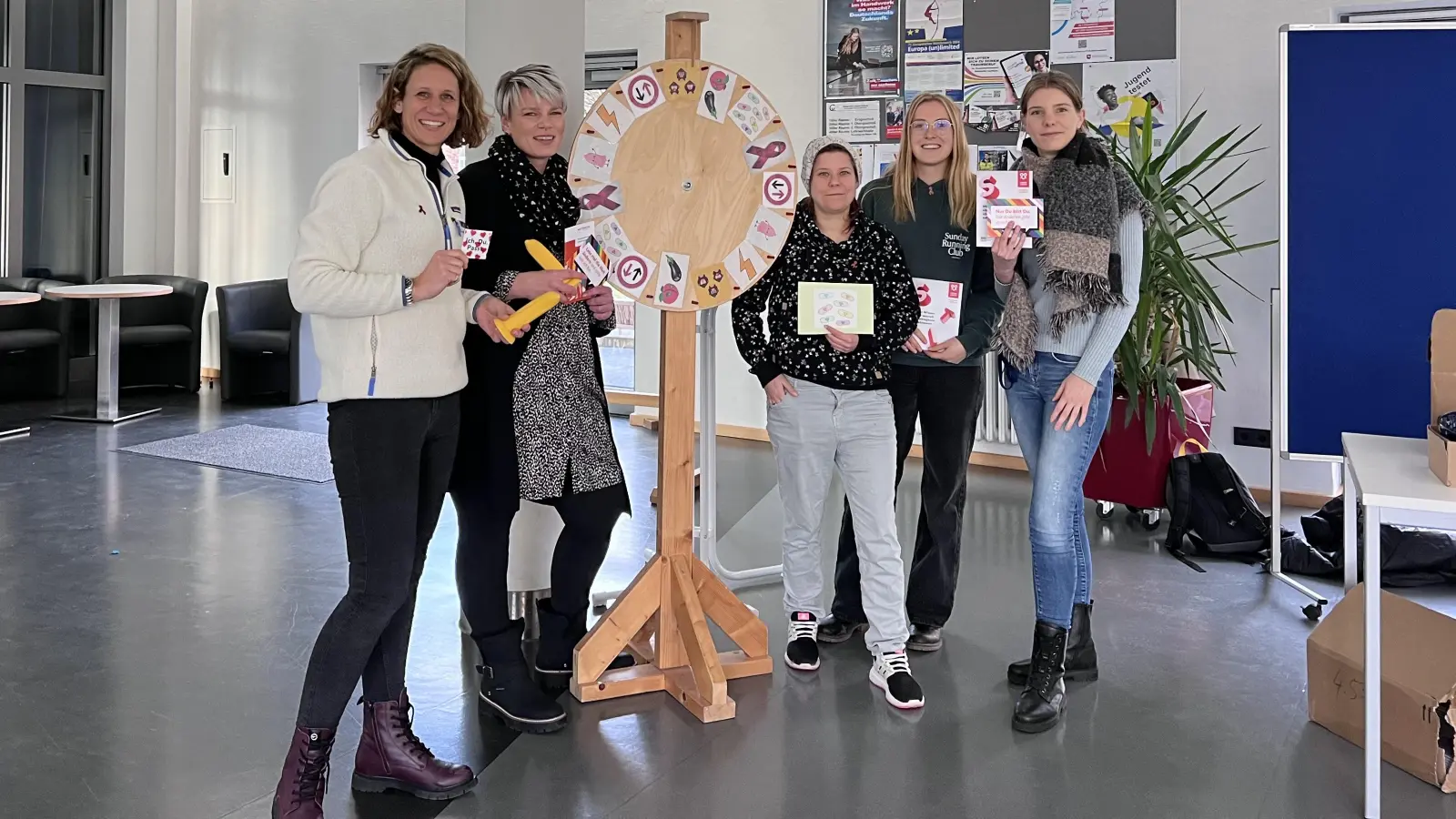 Am Glücksrad (v.l.): Ilona Feyer-Yurttas (Gesundheitsamt Holzminden), Sabrina Sauer (profamilia), Dunja Witting und Svenja Arnemann (Paritätische Sucht- und Jugendberatungsstelle) und Linda Roßdeutscher (Gesundheitsamt Holzminden). (Foto: Landkreis Holzminden)