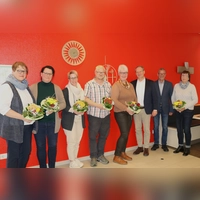 Die geehrten Jubilare der Caritas Wohnen gGmbH bei der Feier im Haus Bethlehem (v.l.): Claudia Sarrazin (Sekretariat Laurentius-Schule), Renee Albers (Sekretariat Fachdienste Gesundheit), Farina Stallmeister (Tagesförderstätte), Christof Ricken (Tagesförderstätte), Birgit Hesse (Verwaltung Fachbereich Assistenz Paderborn), Matthias Schmidt (Geschäftsführer), Dieter Büsse (Vorsitzender MAV), Rita Klabes (Fachbereich Catering, Clean &amp; Care). (Foto: CWW)