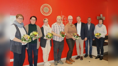 Die geehrten Jubilare der Caritas Wohnen gGmbH bei der Feier im Haus Bethlehem (v.l.): Claudia Sarrazin (Sekretariat Laurentius-Schule), Renee Albers (Sekretariat Fachdienste Gesundheit), Farina Stallmeister (Tagesförderstätte), Christof Ricken (Tagesförderstätte), Birgit Hesse (Verwaltung Fachbereich Assistenz Paderborn), Matthias Schmidt (Geschäftsführer), Dieter Büsse (Vorsitzender MAV), Rita Klabes (Fachbereich Catering, Clean &amp; Care). (Foto: CWW)