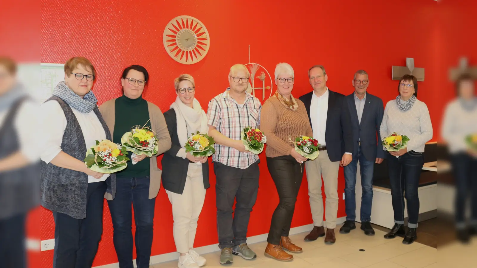 Die geehrten Jubilare der Caritas Wohnen gGmbH bei der Feier im Haus Bethlehem (v.l.): Claudia Sarrazin (Sekretariat Laurentius-Schule), Renee Albers (Sekretariat Fachdienste Gesundheit), Farina Stallmeister (Tagesförderstätte), Christof Ricken (Tagesförderstätte), Birgit Hesse (Verwaltung Fachbereich Assistenz Paderborn), Matthias Schmidt (Geschäftsführer), Dieter Büsse (Vorsitzender MAV), Rita Klabes (Fachbereich Catering, Clean &amp; Care). (Foto: CWW)