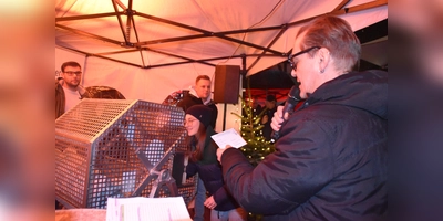 Spannung im Dauerregen, die Verlosung der Gewinner auf dem Kellerplatz. (Foto: Barbara Siebrecht)