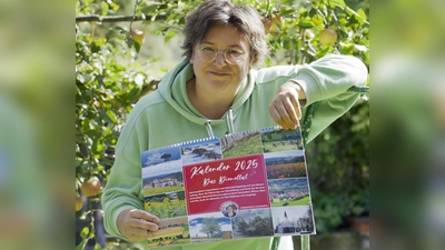 Christiane Sasse mit dem Wandkalender mit Motiven rund um den Schmetterlingssteig und den Diemelradweg. (Foto: privat)